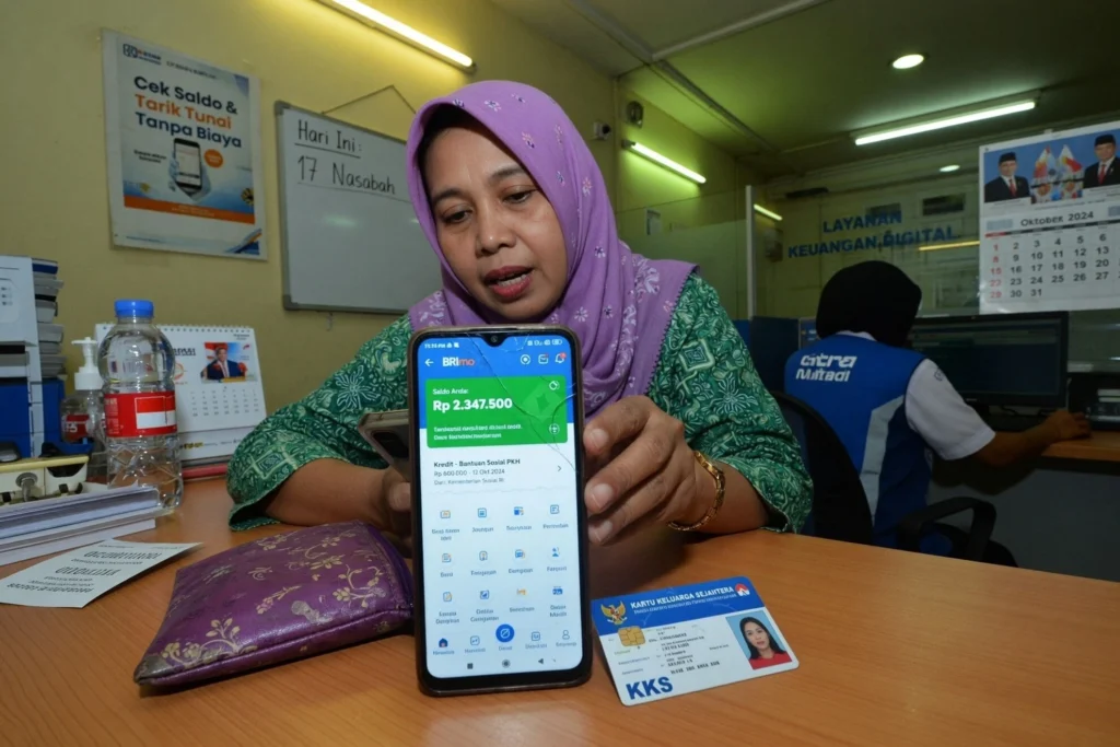 Cek bansos lewat aplikasi resmi