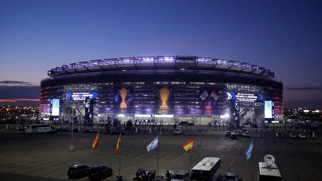 Waktu kick-off dan lokasi stadion final