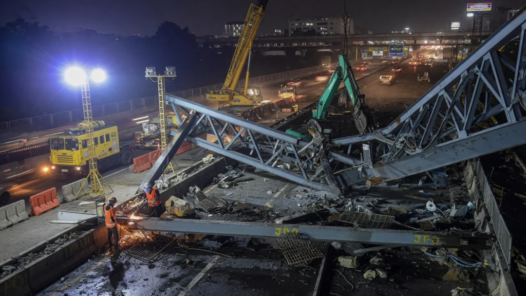 Kronologi truk tabrak JPO hingga tak bisa dipakai