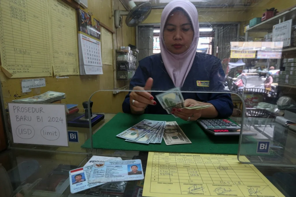 Ada yang coba siasati dengan dua orang