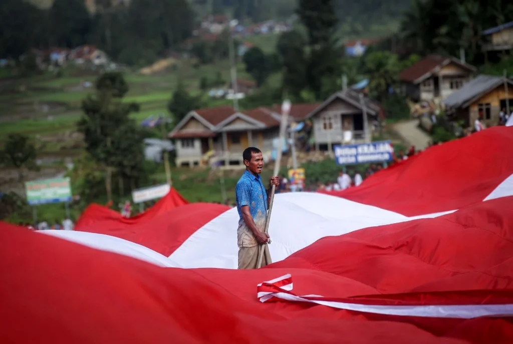 Dedikasi Bu Titik Menjahit Kain Merah Putih