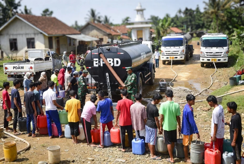 Bantuan Air dari BPBD ke Tanjakan