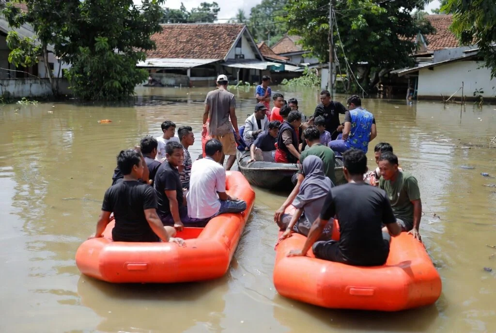 Evakuasi berjalan, imbauan pantau info resmi