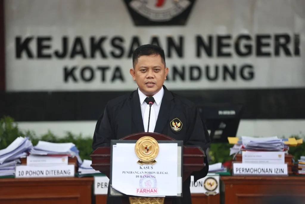 Dampak Lingkungan Pohon Tua yang Ditebang di Area Publik Bandung