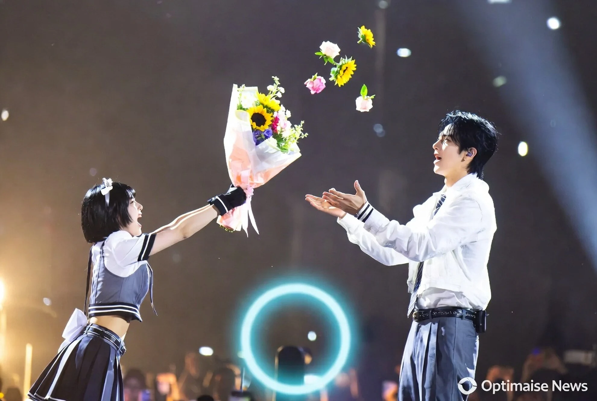 Mina Fan ENHYPEN Lempar Bunga ke Sunoo Usai Konser Amerika