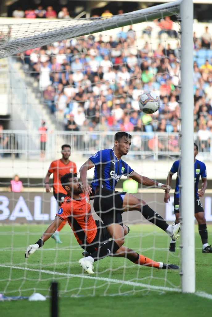 Persija rebut skor di menit akhir babak kedua