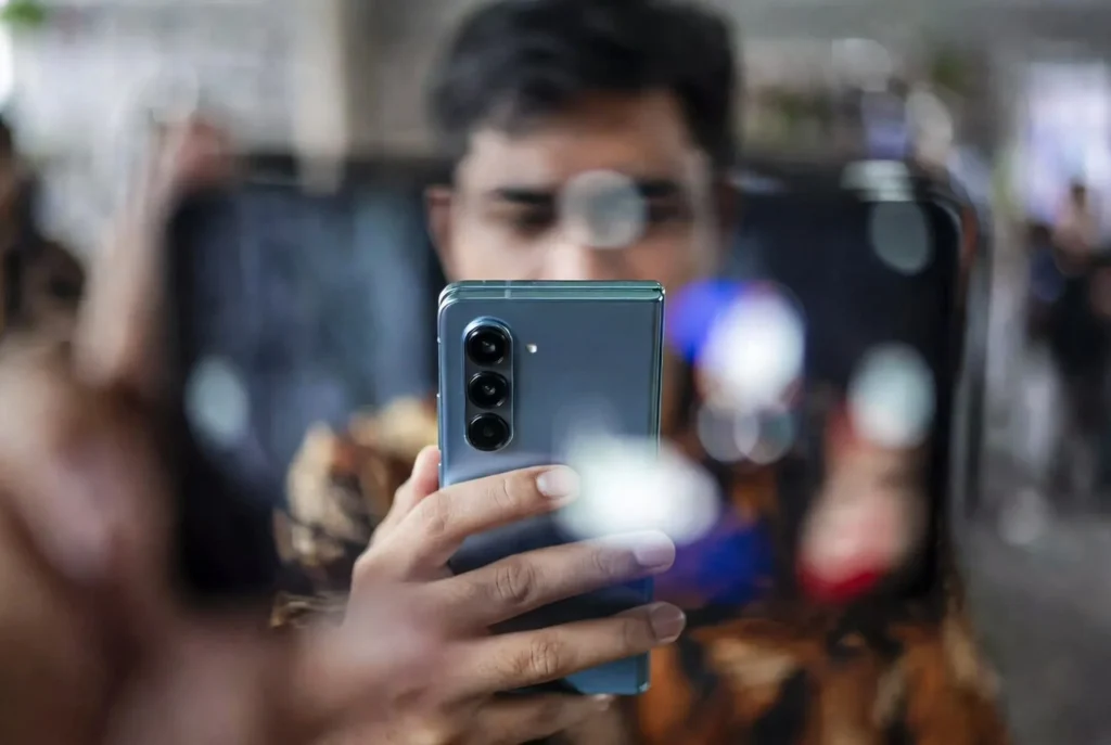 Sistem Kamera dan Fitur Fleksibel yang Membedakan