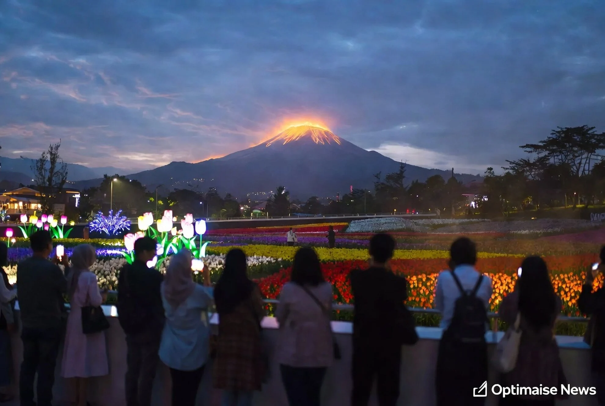Turis Abadikan Garden Glow PVJ Bandung Sambut HUT RI ke-81